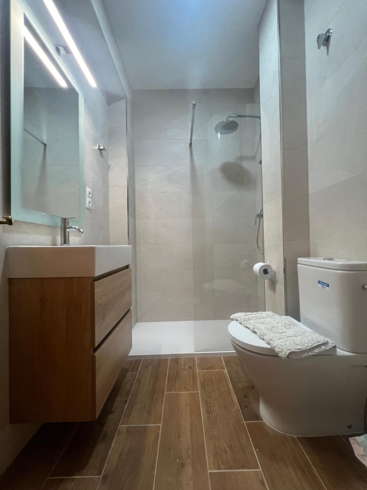 Acogedor En La Carihuela Con Plaza De Garaje Garantizada! Sol Montemar Apartment Torremolinos Luaran gambar